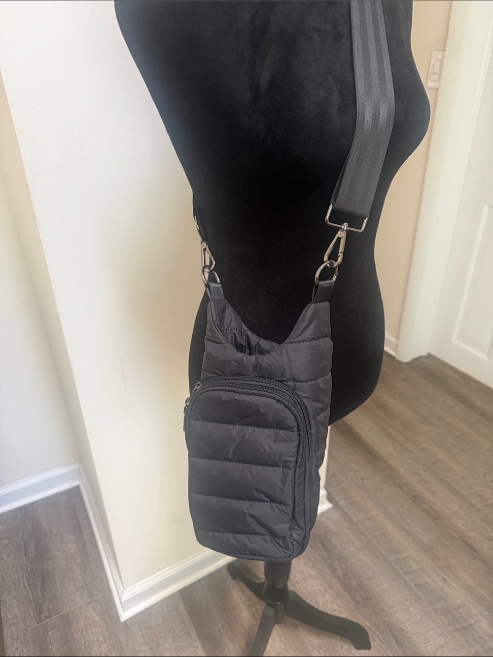 WanderFull Black Puffer Hydrobag Crossbody Water Bottle Carrier Bag  2 Pockets